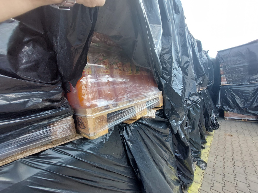 FOTO | Amenzi ANPC de 30.000 de lei și aproape 700.000 de litri de suc Tymbark retrași de la vânzare