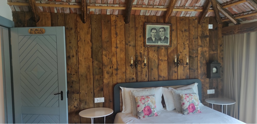FOTO | Satul Banului Guesthouse: Locul fără semnal la telefon unde te cazezi în camera bunicilor