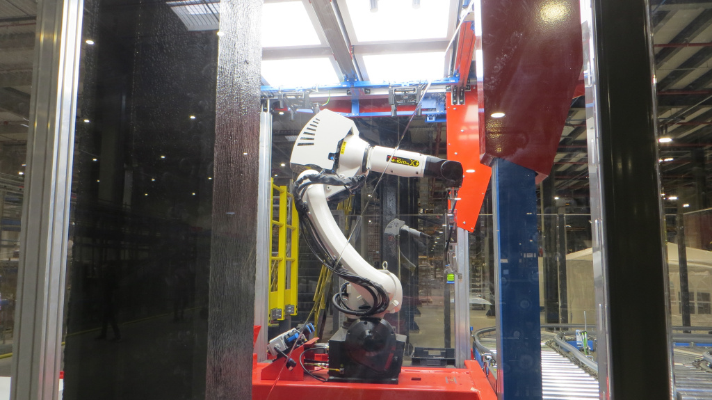 GALERIE FOTO | Cum arată depozitul robotizat al eMAG. Banda de transport are 10 kilometri, sunt sute de roboți