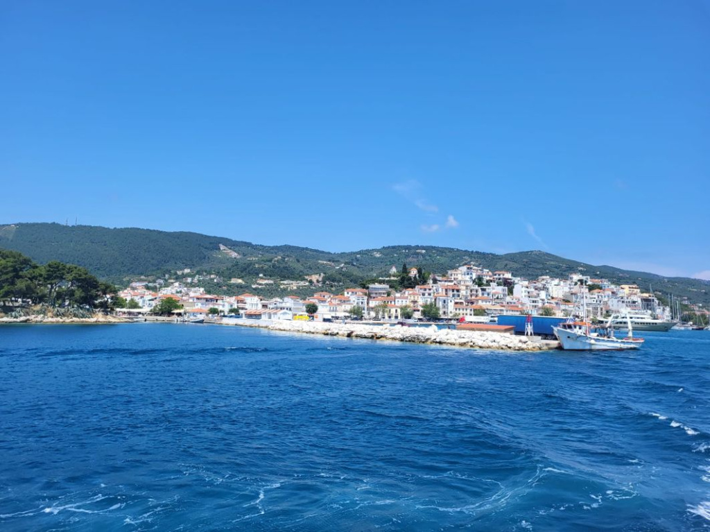 [GALERIE FOTO] Skiathos, micuța insulă din Marea Egee cu păduri de pin, plaje premiate și povești medievale