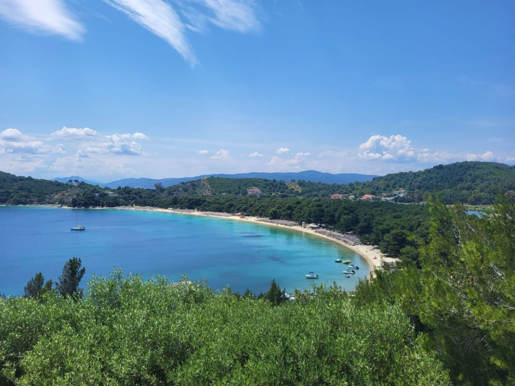 [GALERIE FOTO] Skiathos, micuța insulă din Marea Egee cu păduri de pin, plaje premiate și povești medievale