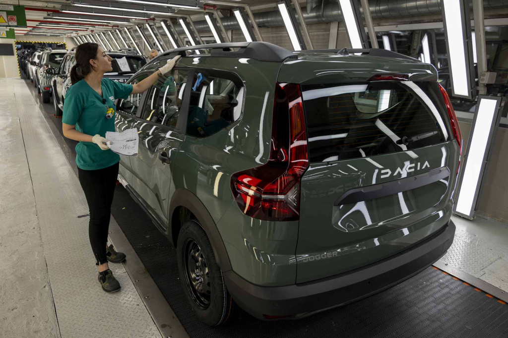 FOTO | În interiorul fabricii Dacia din Mioveni, locul unde se fac aproape 1.400 de mașini pe zi