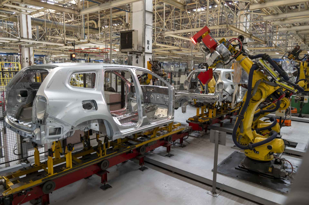 FOTO | În interiorul fabricii Dacia din Mioveni, locul unde se fac aproape 1.400 de mașini pe zi