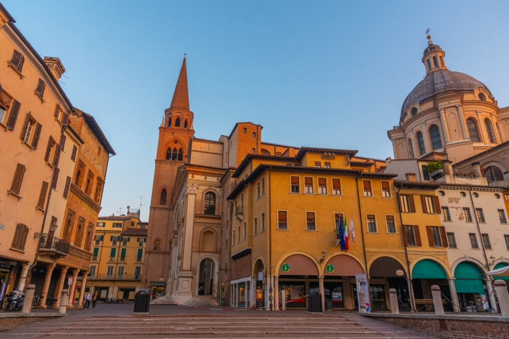 FOTO: Cum arată orașul italienesc care îți dă bani de chirie ca să te muți acolo