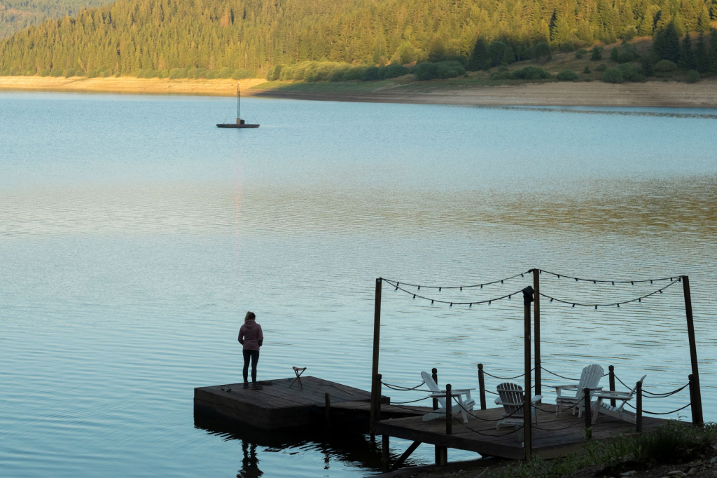 FOTO: Cum arată lacul din România care a uimit străinii cu frumusețea lui. HBO a venit aici să filmeze un reality show
