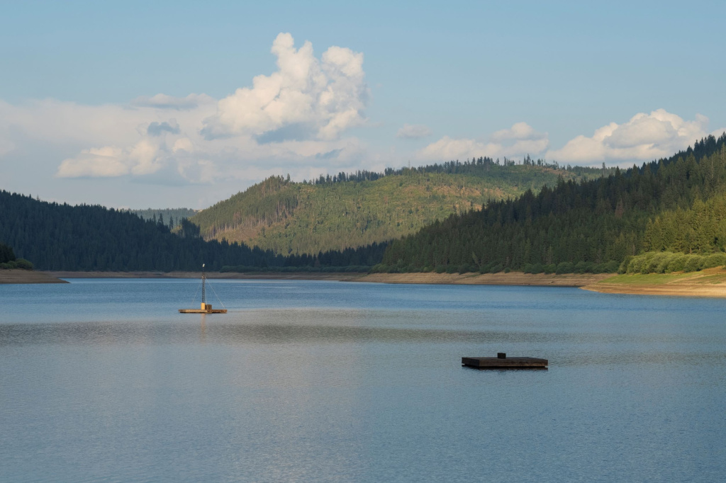 FOTO: Cum arată lacul din România care a uimit străinii cu frumusețea lui. HBO a venit aici să filmeze un reality show