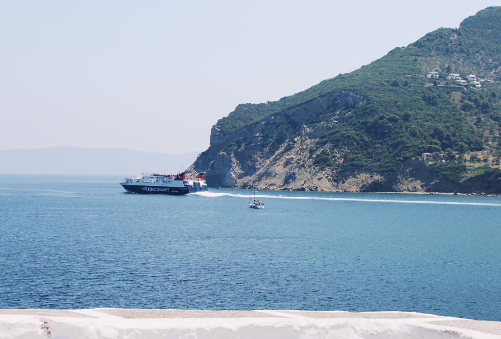 GALERIE FOTO: Skopelos, o insulă mai izolată din Grecia unde s-a filmat Mamma Mia. Ce poți vedea aici