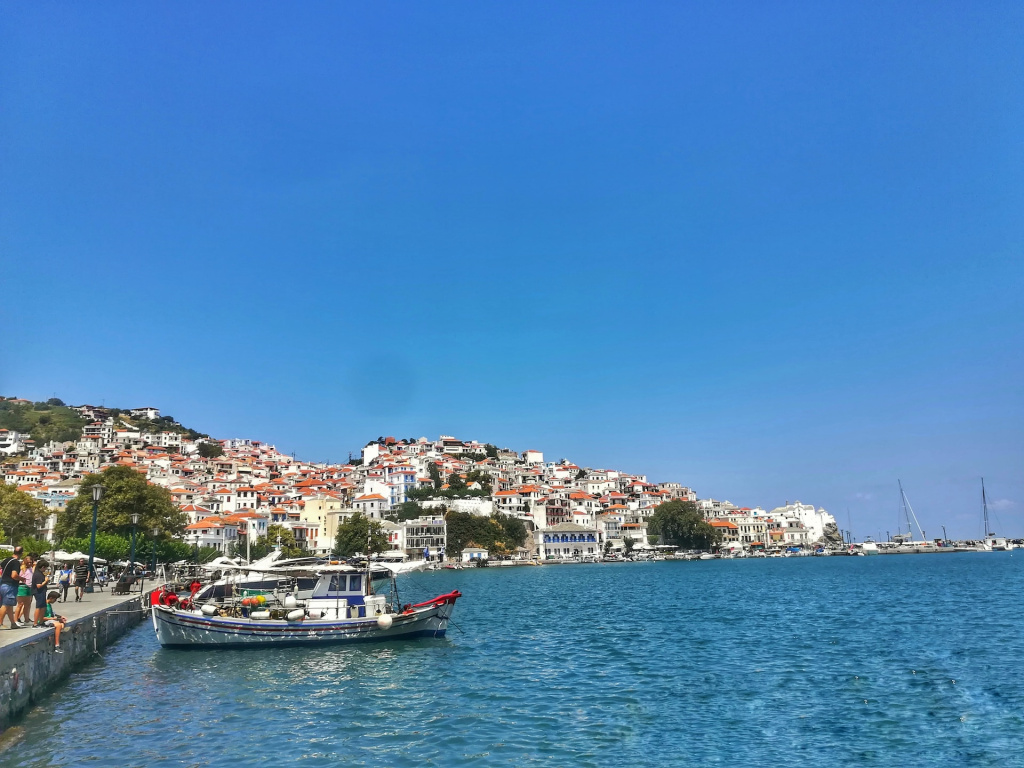GALERIE FOTO: Skopelos, o insulă mai izolată din Grecia unde s-a filmat Mamma Mia. Ce poți vedea aici