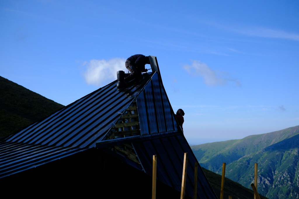 GALERIE FOTO: Cum arată noul refugiu Scara din creasta Munților Făgăraș. E un orologiu solar pe timp de zi și un observator de stele pe timp de noapte
