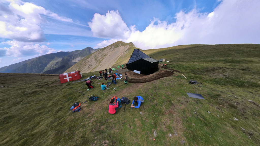 GALERIE FOTO: Cum arată noul refugiu Scara din creasta Munților Făgăraș. E un orologiu solar pe timp de zi și un observator de stele pe timp de noapte