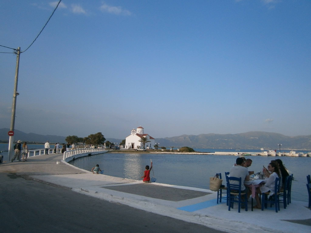 GALERIE FOTO: Insula Elafonisos, o bucată de pământ ruptă din Rai și adusă în Grecia