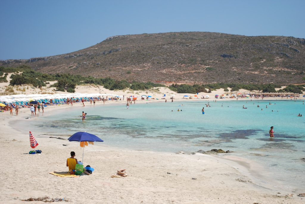 GALERIE FOTO: Insula Elafonisos, o bucată de pământ ruptă din Rai și adusă în Grecia