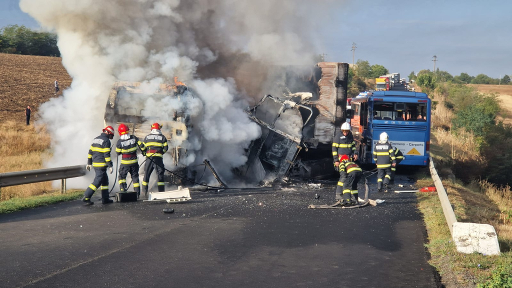 GALERIE FOTO | Accident grav în Teleorman, cu două autocare și un tir. În urma accidentului a izbucnit și un incendiu uriaș