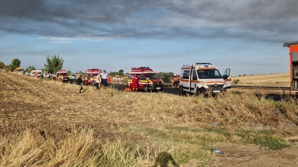 GALERIE FOTO | Accident grav în Teleorman, cu două autocare și un tir. În urma accidentului a izbucnit și un incendiu uriaș