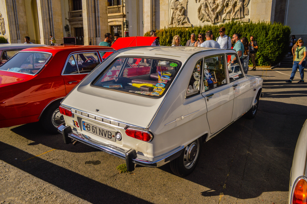 GALERIE FOTO | Mașinile comunismului au făcut baie de mulțime la Operă