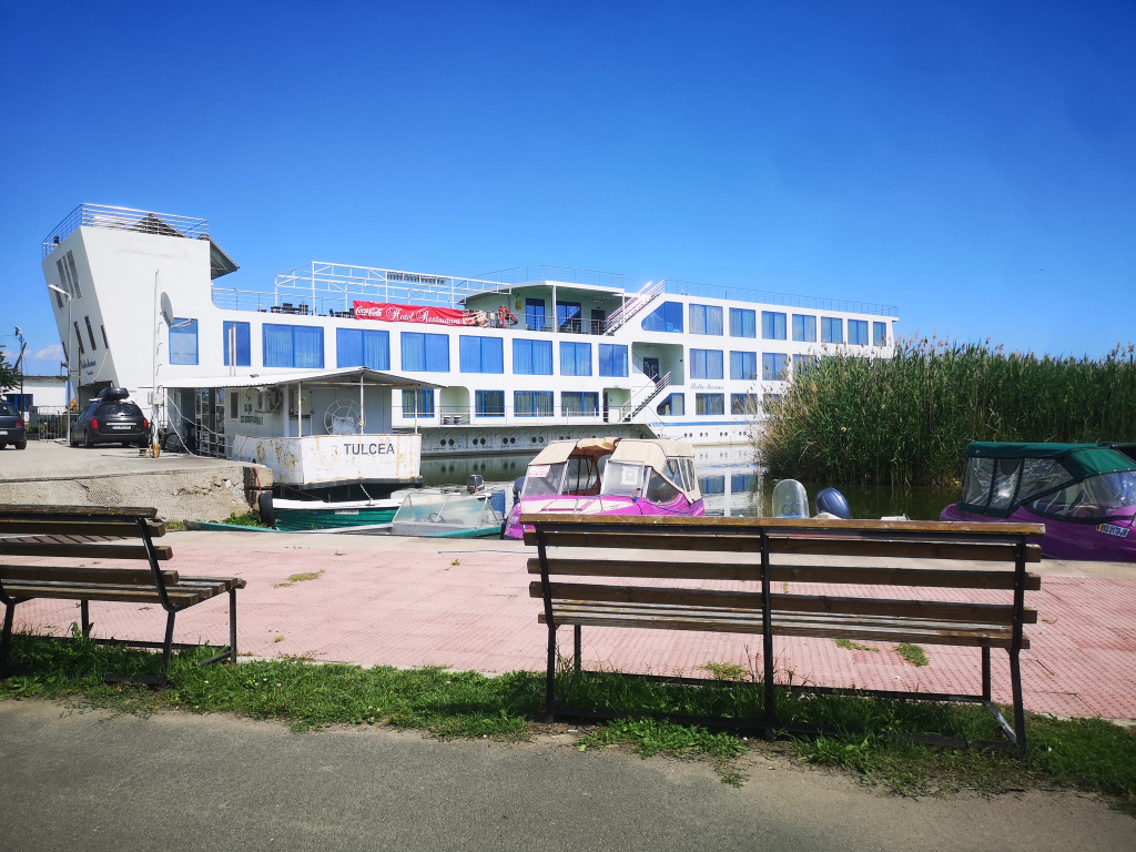 FOTO: Cum arată „perla eșuată” a Deltei Dunării: Un hotel plutitor a fost scos la licitație de executori