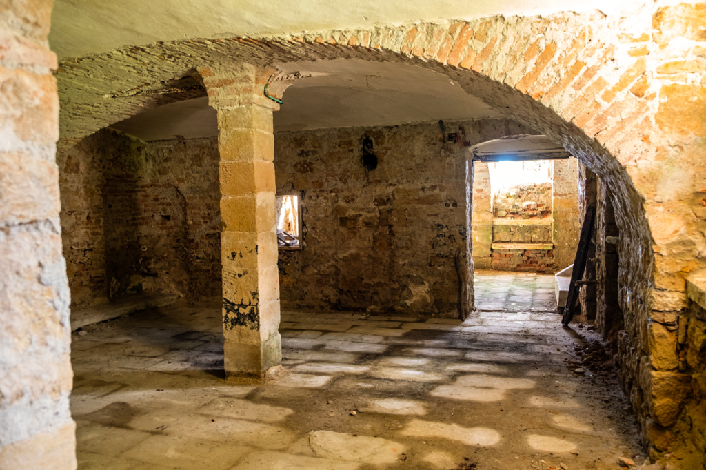 GALERIE FOTO | Castel de peste 200 de ani cu teren de 11 hectare, scos la vânzare pentru 770.000 de euro