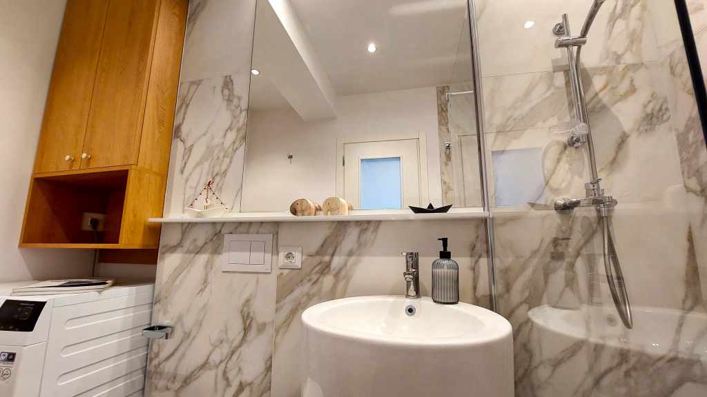 GALERIE FOTO | Cum arată o baie de 7.000 de euro și de ce costă atât