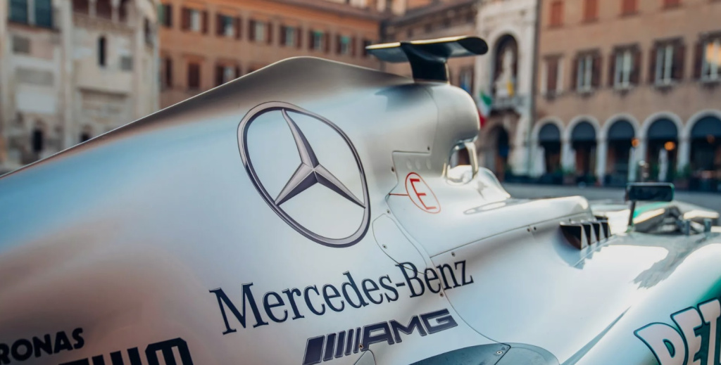 Monopostul multiplului campion mondial de Formula 1 Lewis Hamilton s-a vândut pe 17,2 mil. euro