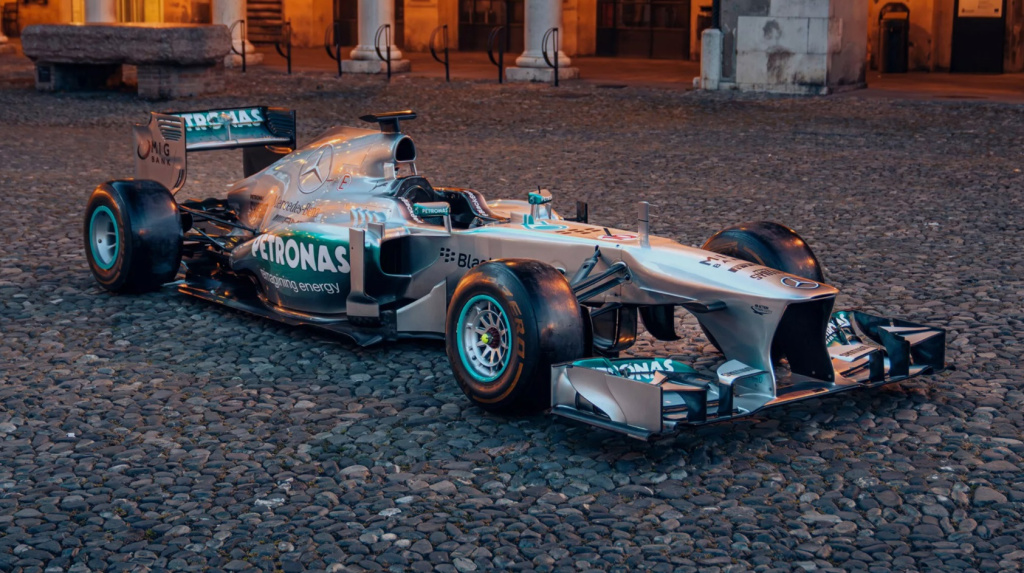 Monopostul multiplului campion mondial de Formula 1 Lewis Hamilton s-a vândut pe 17,2 mil. euro