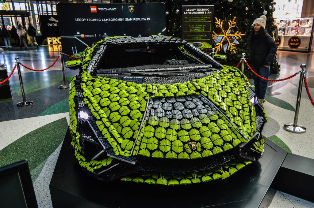 GALERIE FOTO | Cum arată un Lamborghini făcut din 400.000 de piese Lego la care s-a lucrat un an