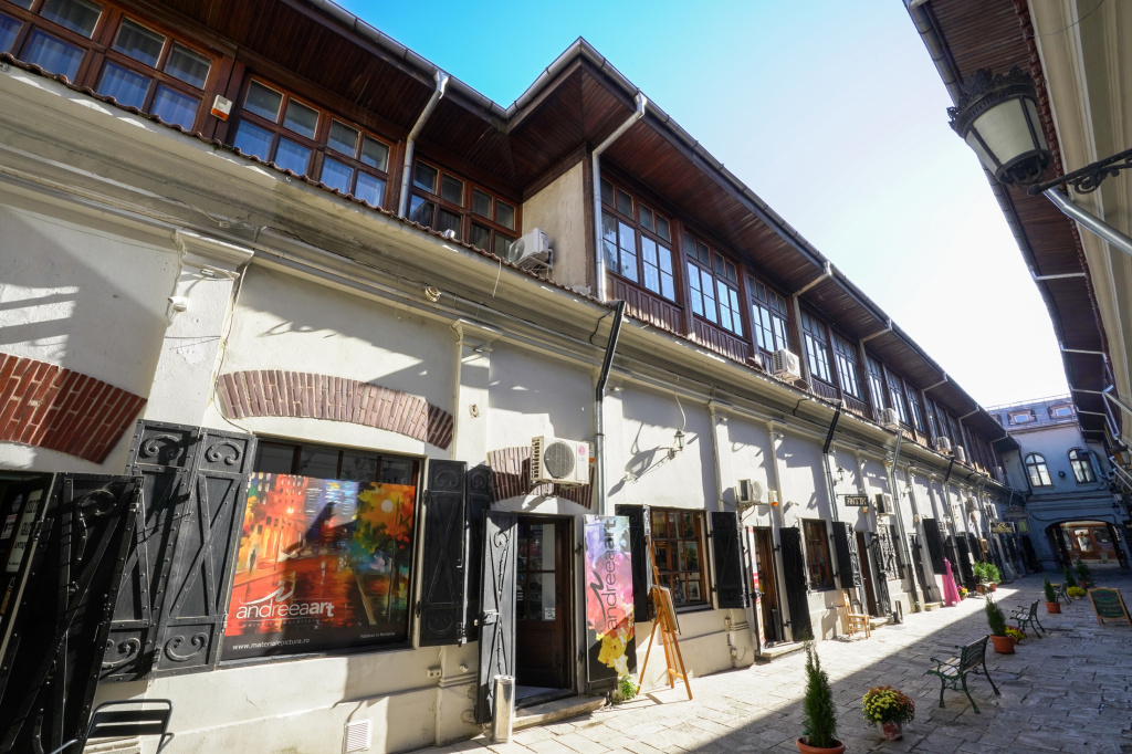 GALERIE FOTO | Hanul cu Tei, unul dintre cele mai cunoscute imobile din Capitală, scos la vânzare pentru 1,6 milioane de euro