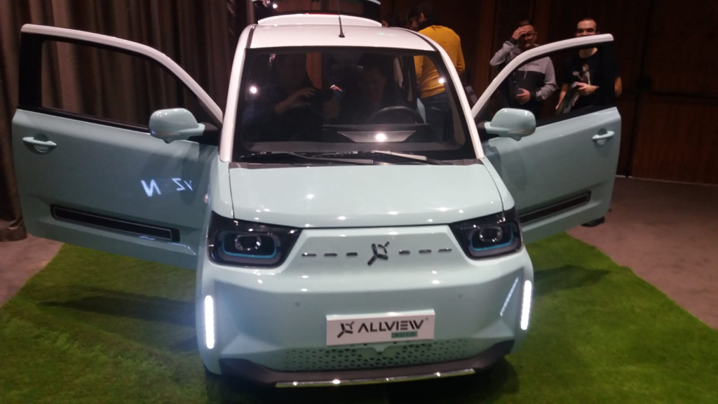 GALERIE FOTO | Cum arată mașina electrică a românilor de la Allview. Modelul poate fi condus de la 16 ani