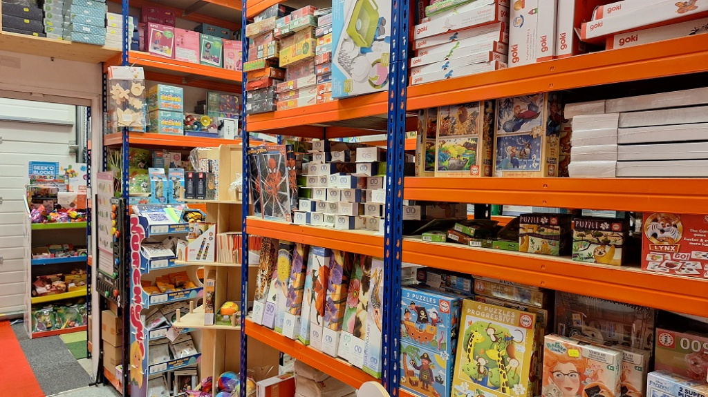 FOTO | Cum arată Jucărești, fabrica de jucării unde angajații se deghizează în spiriduși, iar copiii devin ajutoarele Moșului