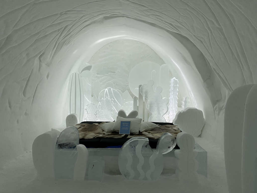 GALERIE FOTO | Cum arată cel mai mare hotel de gheață din lume, la construcția căruia a participat și o româncă