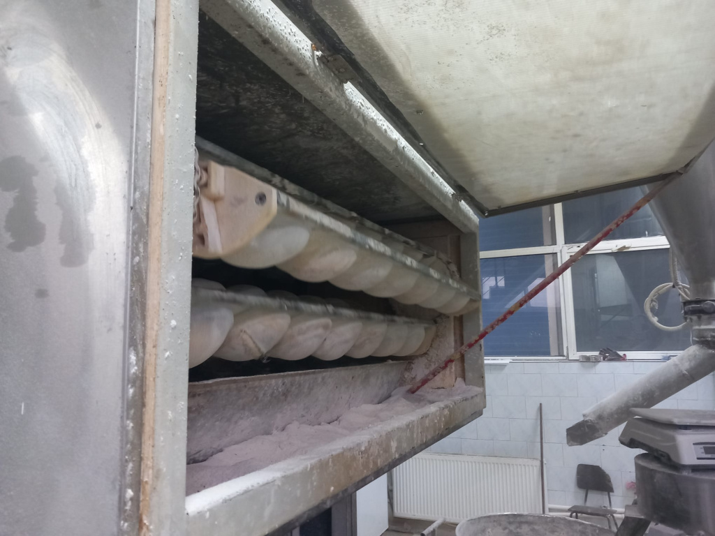 GALERIE FOTO: Ce a descoperit ANPC la o fabrică de pâine din București: mii de pâini retrase de la vânzare