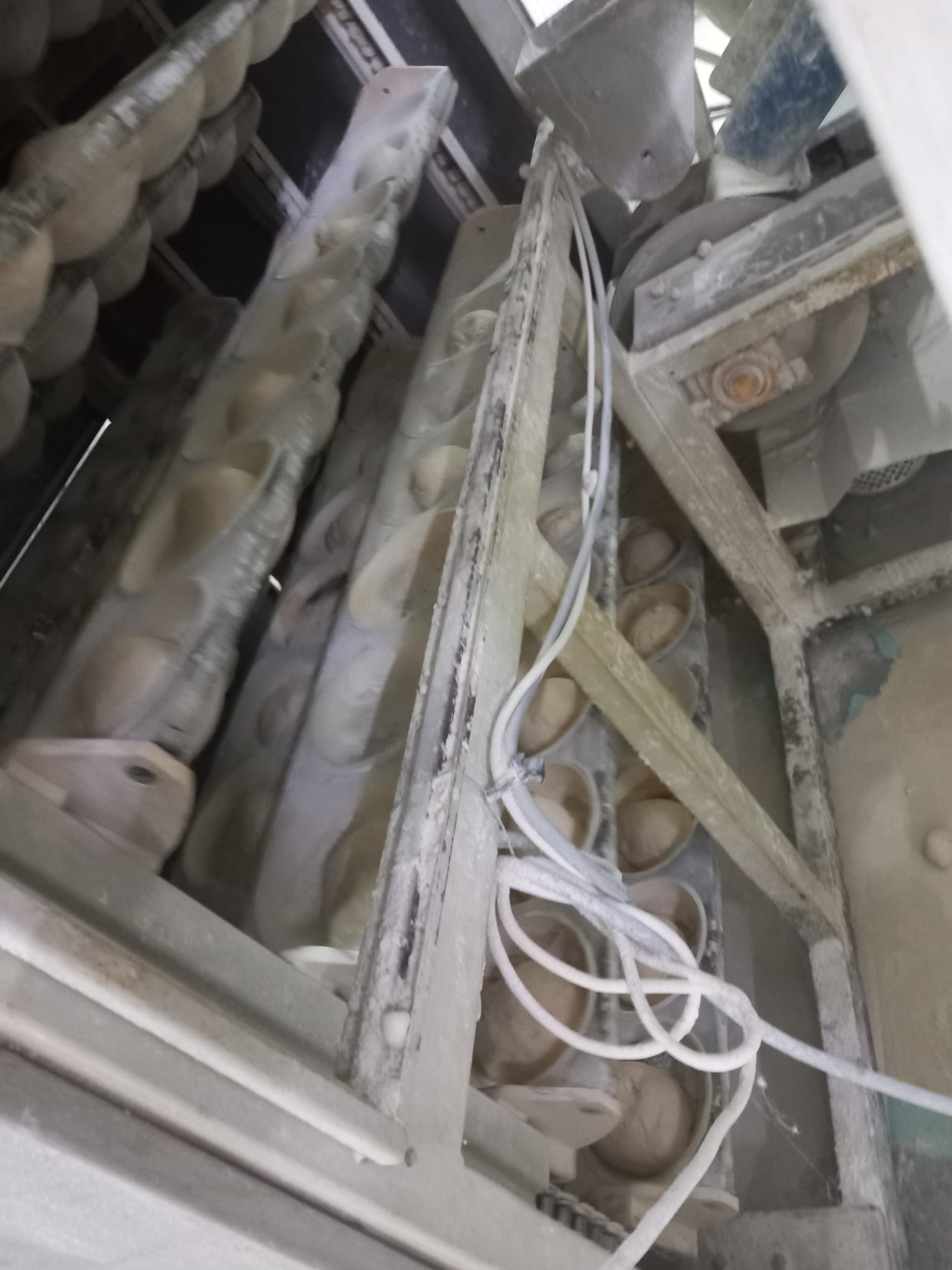 GALERIE FOTO: Ce a descoperit ANPC la o fabrică de pâine din București: mii de pâini retrase de la vânzare