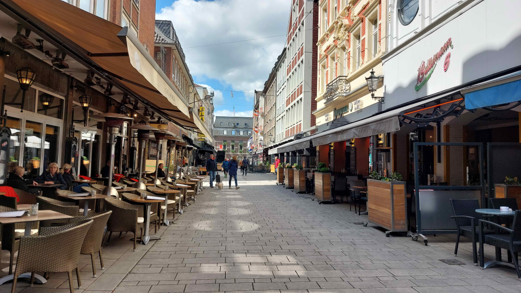Idei de călătorie: Düsseldorf și Wuppertal, orașele germane unde poți scăpa de hoardele de turiști