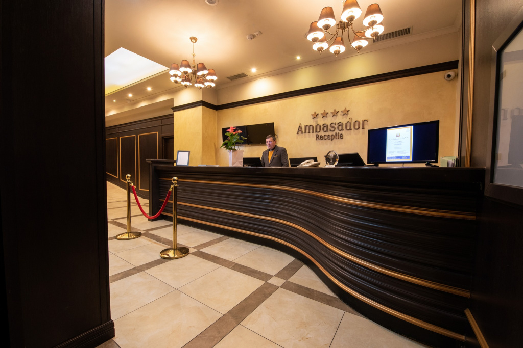 GALERIE FOTO | Hotelul Ambasador din Capitală are un nou proprietar! Hotelul va fi renovat și deschis sub un alt nume
