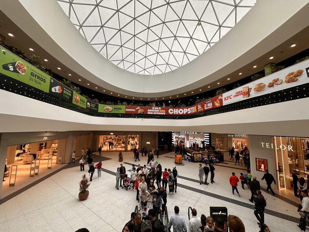 GALERIE FOTO | Cum arată Argeș Mall, cel mai mare centru comercial din județ în care s-au investit 100 de milioane de euro
