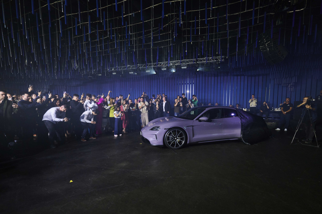 GALERIE FOTO | Cel mai puternic Porsche din istorie a fost lansat în România. Care este secretul noului Taycan