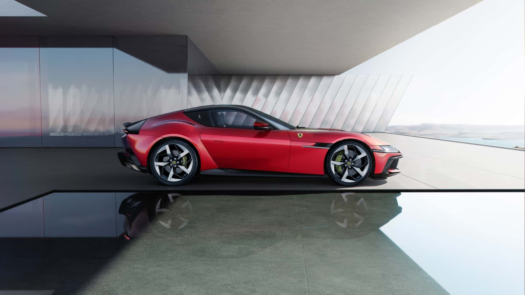 GALERIE FOTO | Ferrari se opune modernității cu un nou supercar cu motor V12, ca în vremurile bune