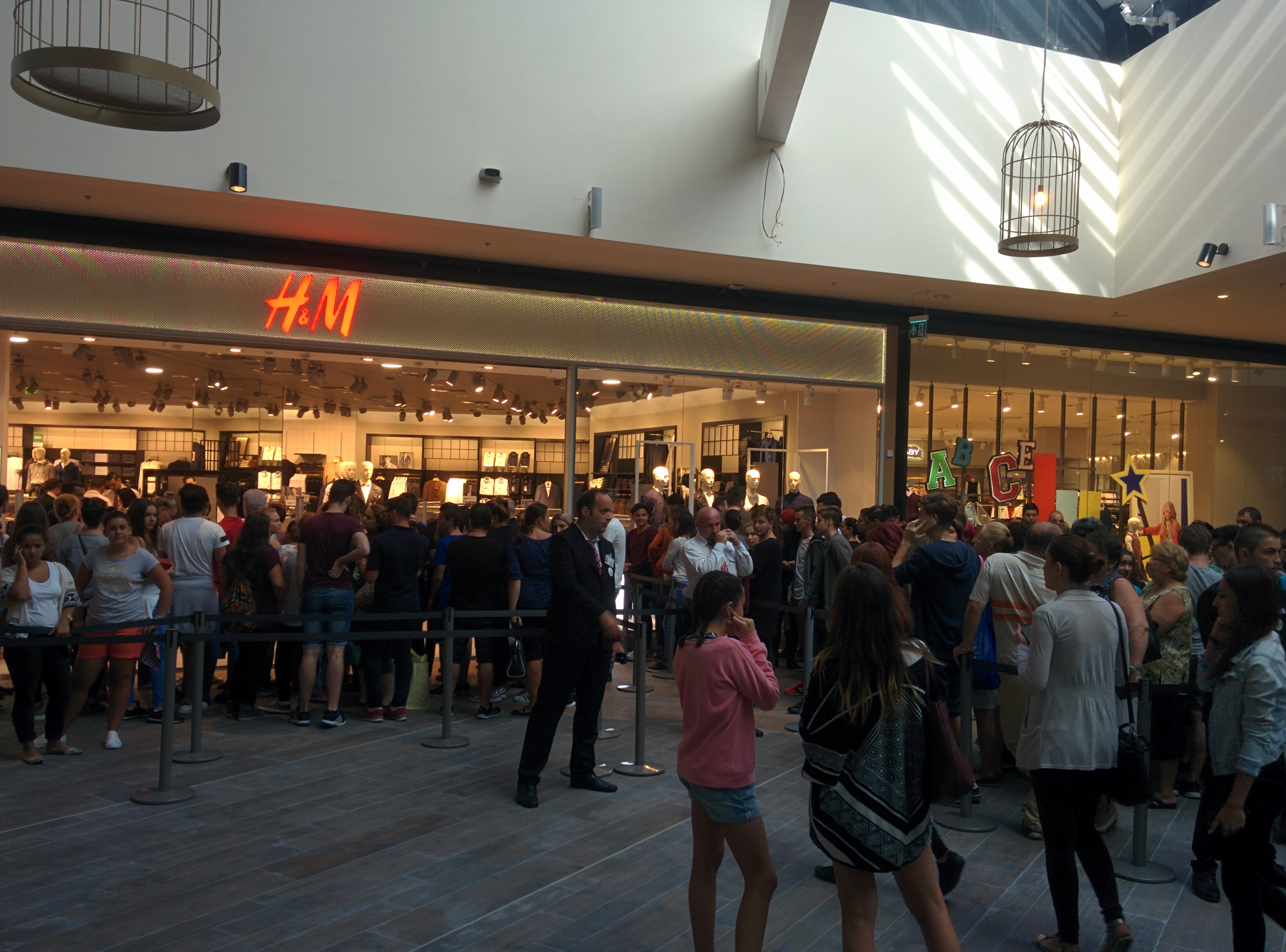 Zgomot in boxe si harmalaie: cum s-au ingramadit tinerii la coada magazinului H&M din ParkLake
