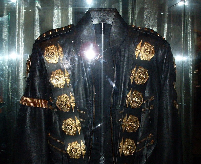 5. Jacheta din turneul „BAD” purtată de Michael Jackson