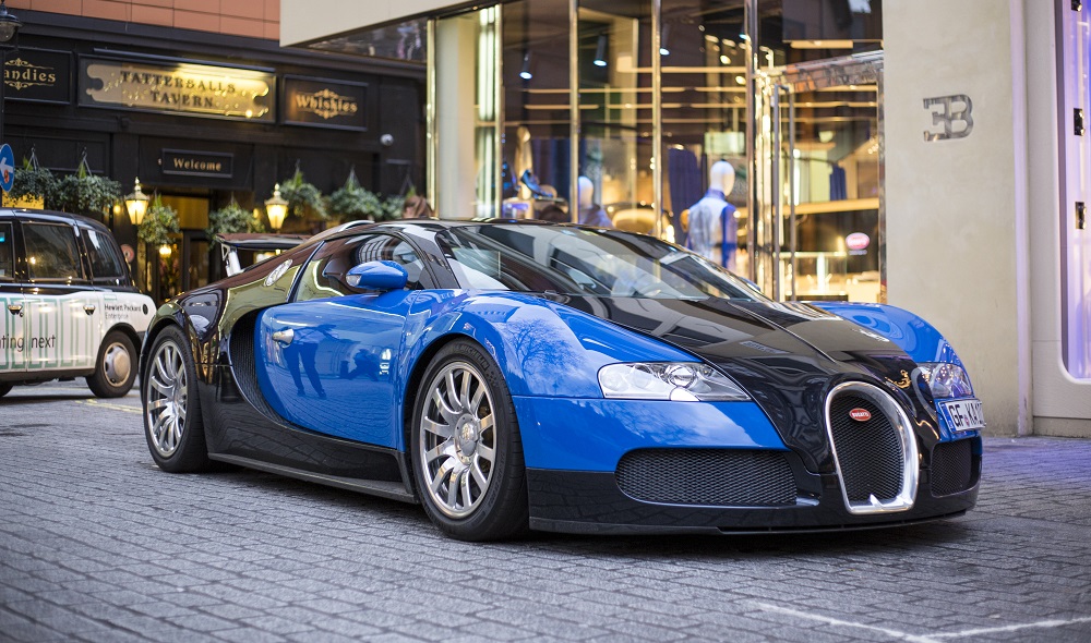 1. Bugatti Veyron 16.4 1001 CP - peste 700.000 euro