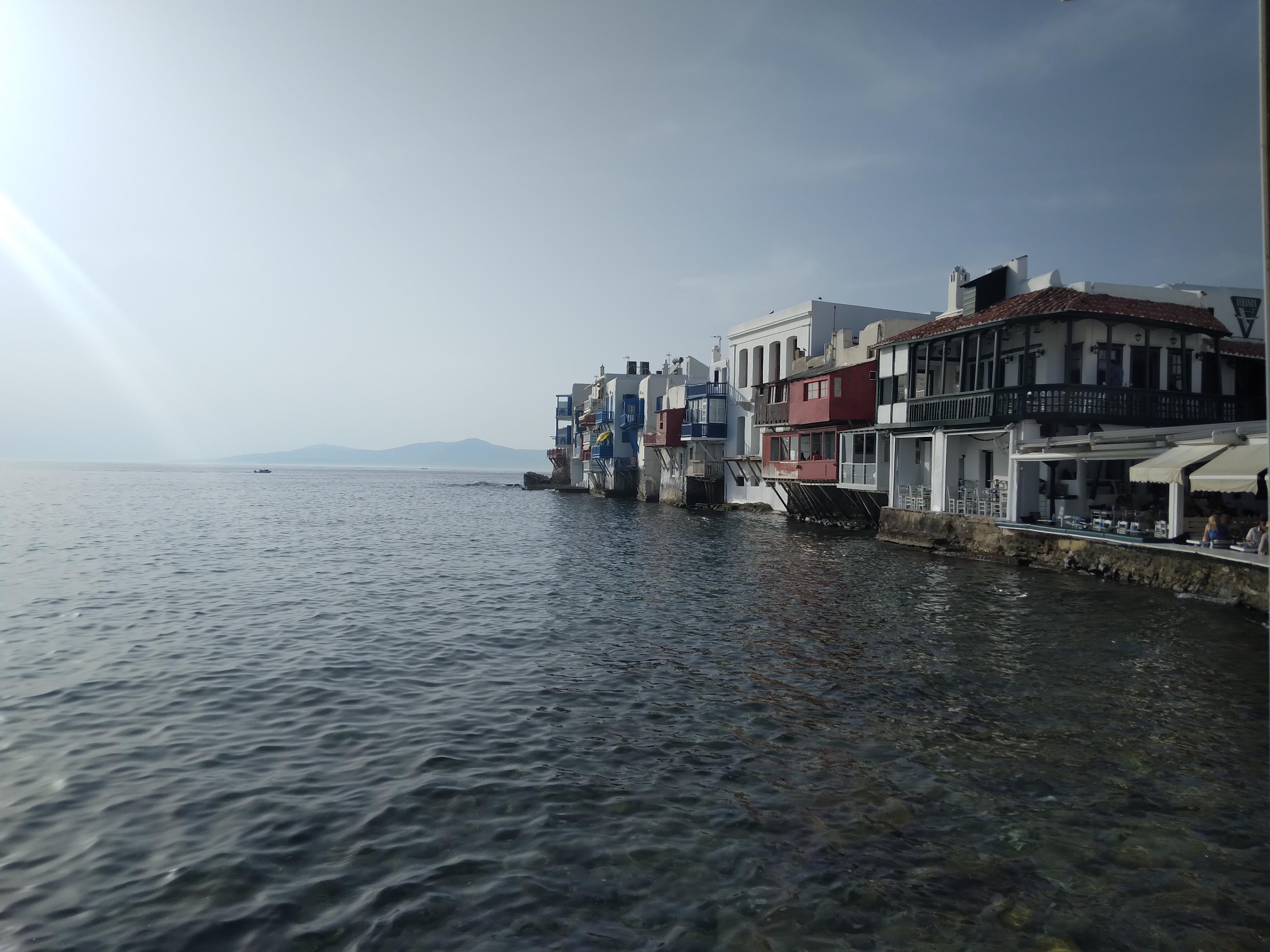 Mykonos, insula exclusivistă a Greciei, unde poți mânca totuși cu 4 euro