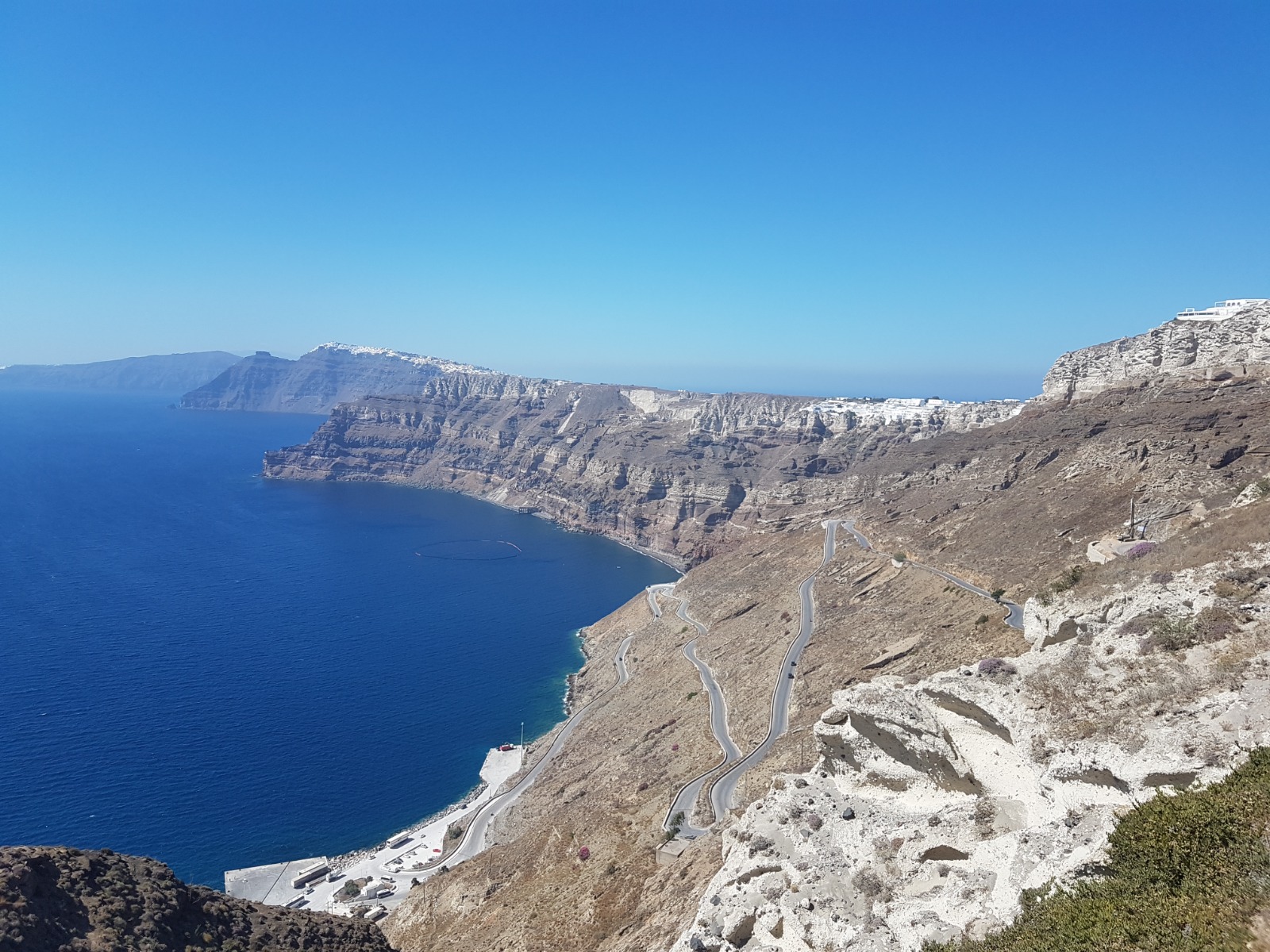 Santorini, insula de lux a Greciei în care bogații se duc cu elicopterul la plajă