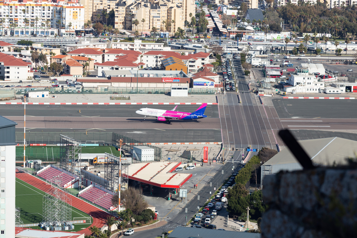 Aeroportul din Gibraltar - avioane care intră în traficul rutier