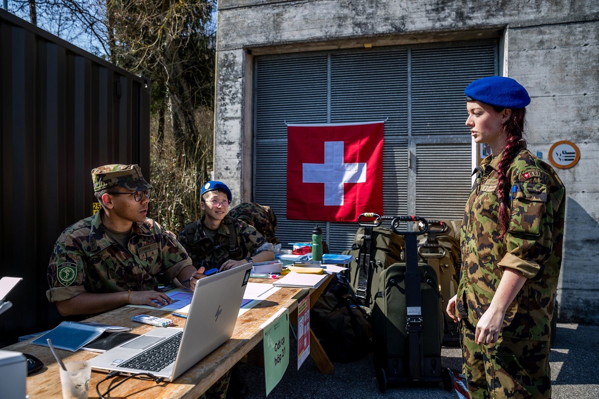 Elveția vrea să facă armata obligatorie și pentru femei