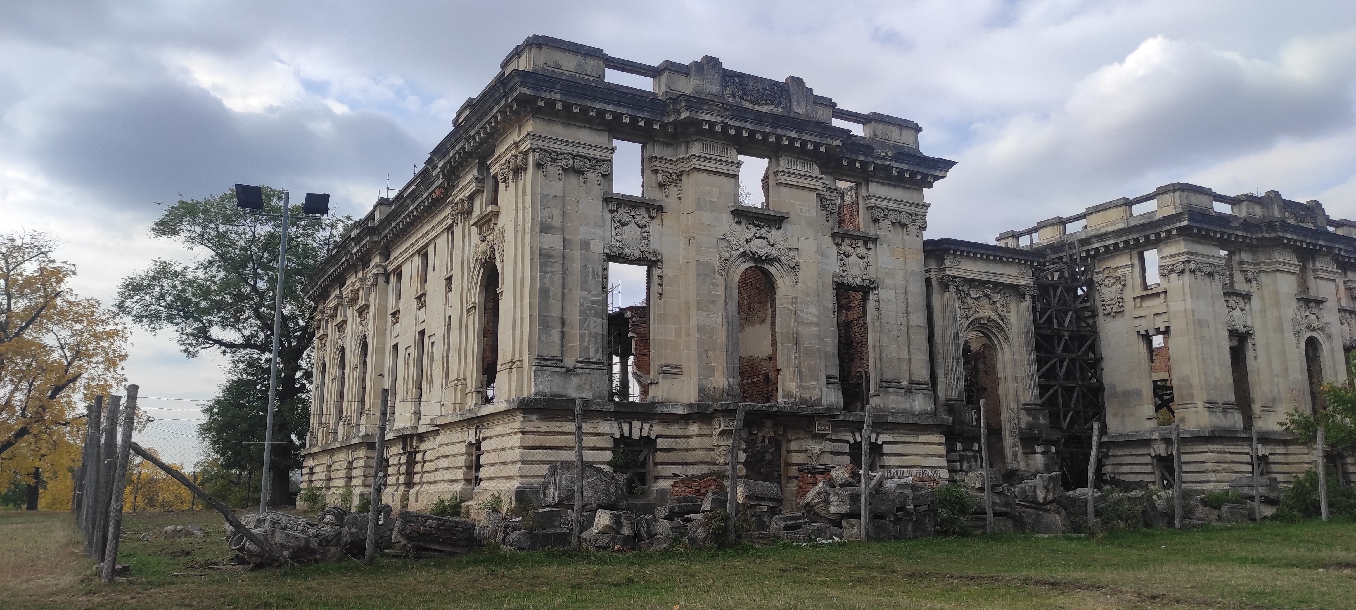 Comuna Florești, Prahova, un loc în care poți vedea un castel distrus de filmele lui Sergiu Nicolaescu