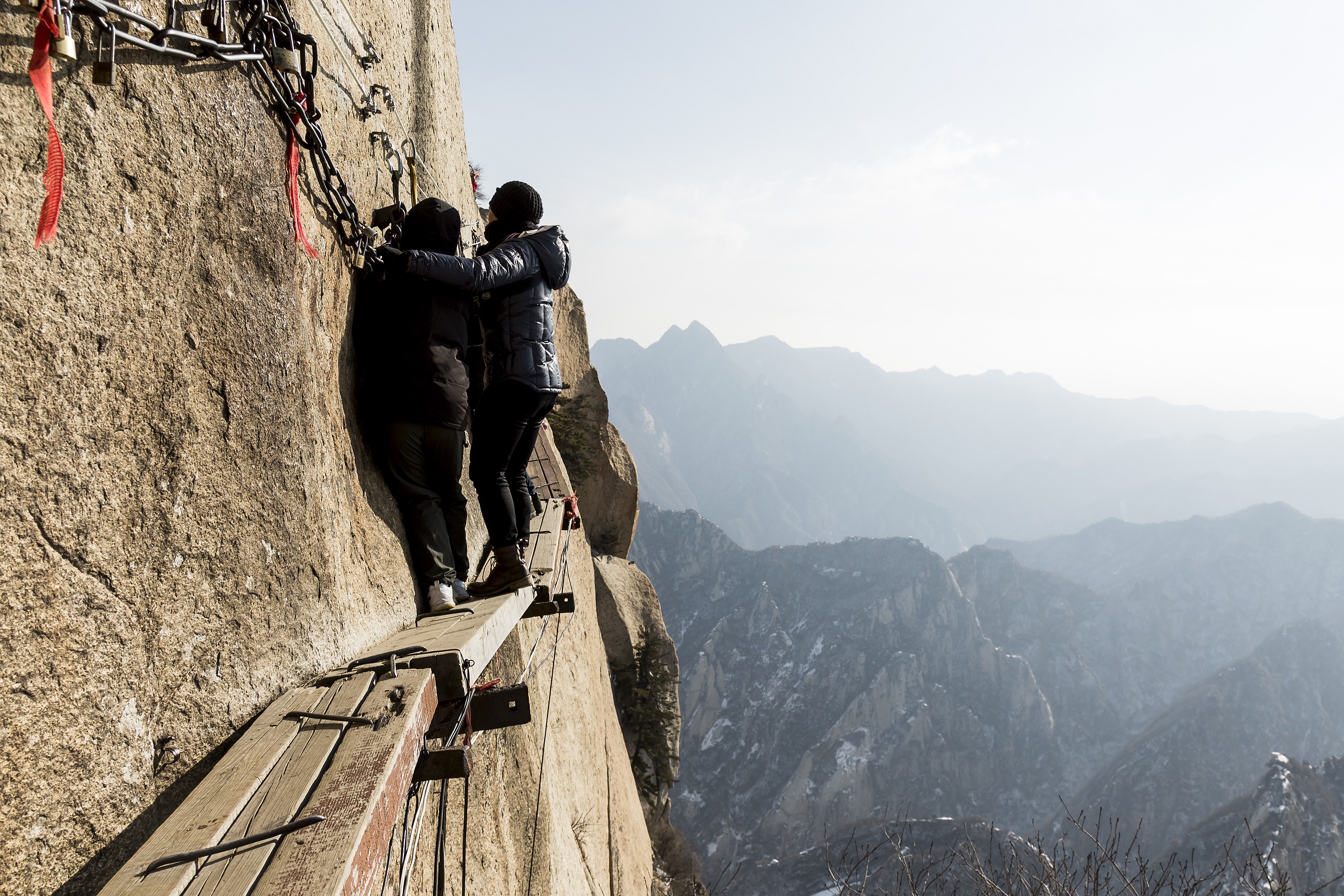 Traseul de scânduri prinse pe versant la peste 2.100 de metri - China