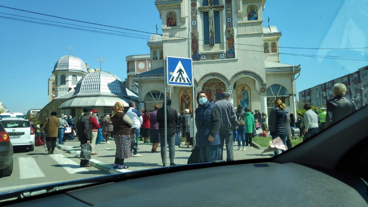 Zeci de persoane s-au strâns să ia agheasmă la o biserică din Năvodari: preotul, amendat cu 2.000 de lei