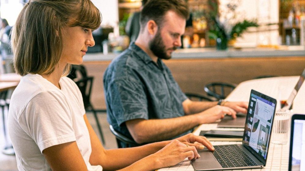 Sondaj: Peste 80% dintre angajați spun că lucrul de acasă le-a afectat relația cu echipa