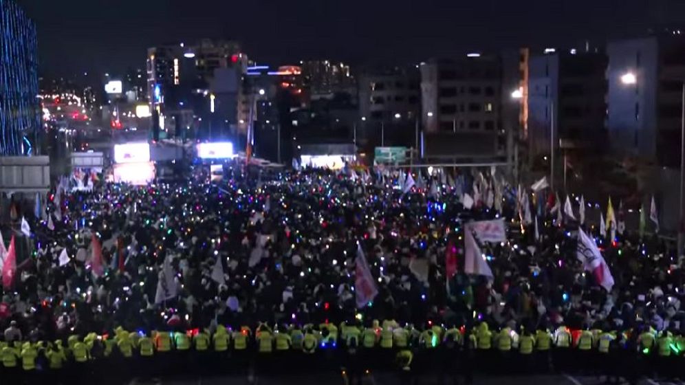 Imaginile momentului din Coreea de Sud: Mii de oameni protestează fie pro, fie contra arestării preşedintelui demis