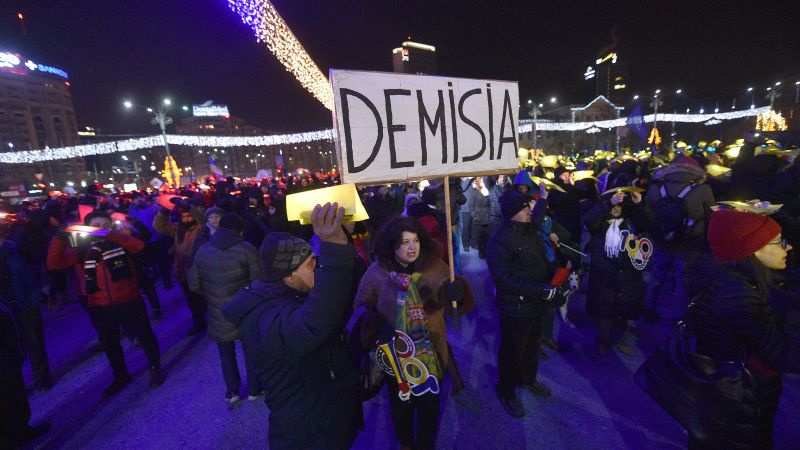Protest in Piata Victoriei de Ziua Nationala: peste 1.500 de oameni au manifestat impotriva Guvernului