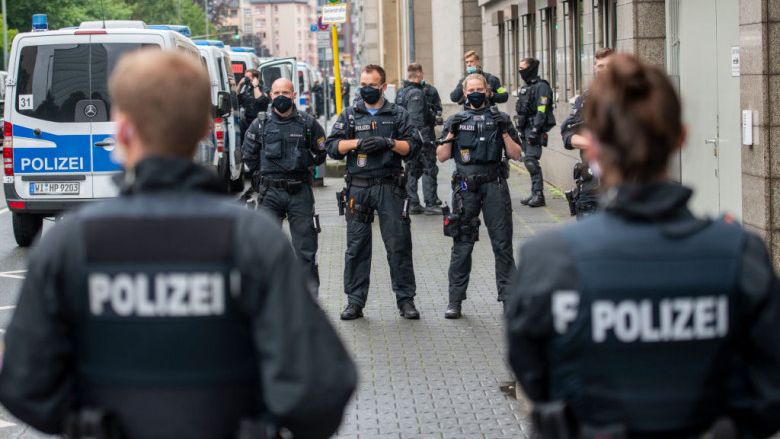 ATAC la Berlin: o mașină a intrat intenționat în poarta sediului cancelarului Angela Merkel